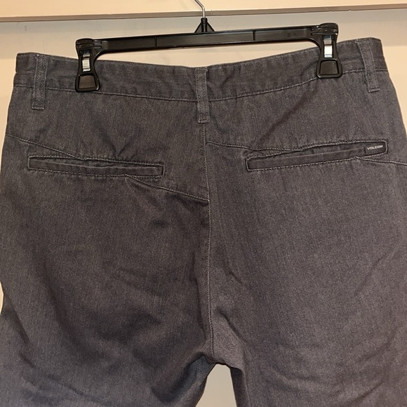 Volcom Men’s grey/ faded black pocketed long shorts size 34 - Picture 4 of 7
